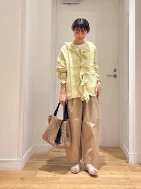 「かぐれ（カグレ）のライトリネンフリルカラーシャツ（シャツ/ブラウス、イエロー系）」を使った、yokoo さん（レディース・156cm）の春コーディネート