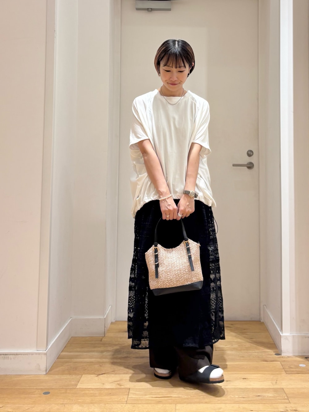 ホワイト系のTシャツ/カットソー、ブラック系のショルダーバッグ、ブラック系のワンピースを着用したレディースの夏コーディネートの1枚目の写真