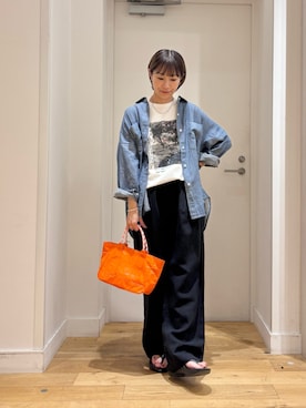 「URBAN RESEARCH DOORS（アーバンリサーチドアーズ）のシアーデニムシャツ（シャツ/ブラウス、ブルー系）」を使った、yokoo さん（レディース・156cm）の夏コーディネート