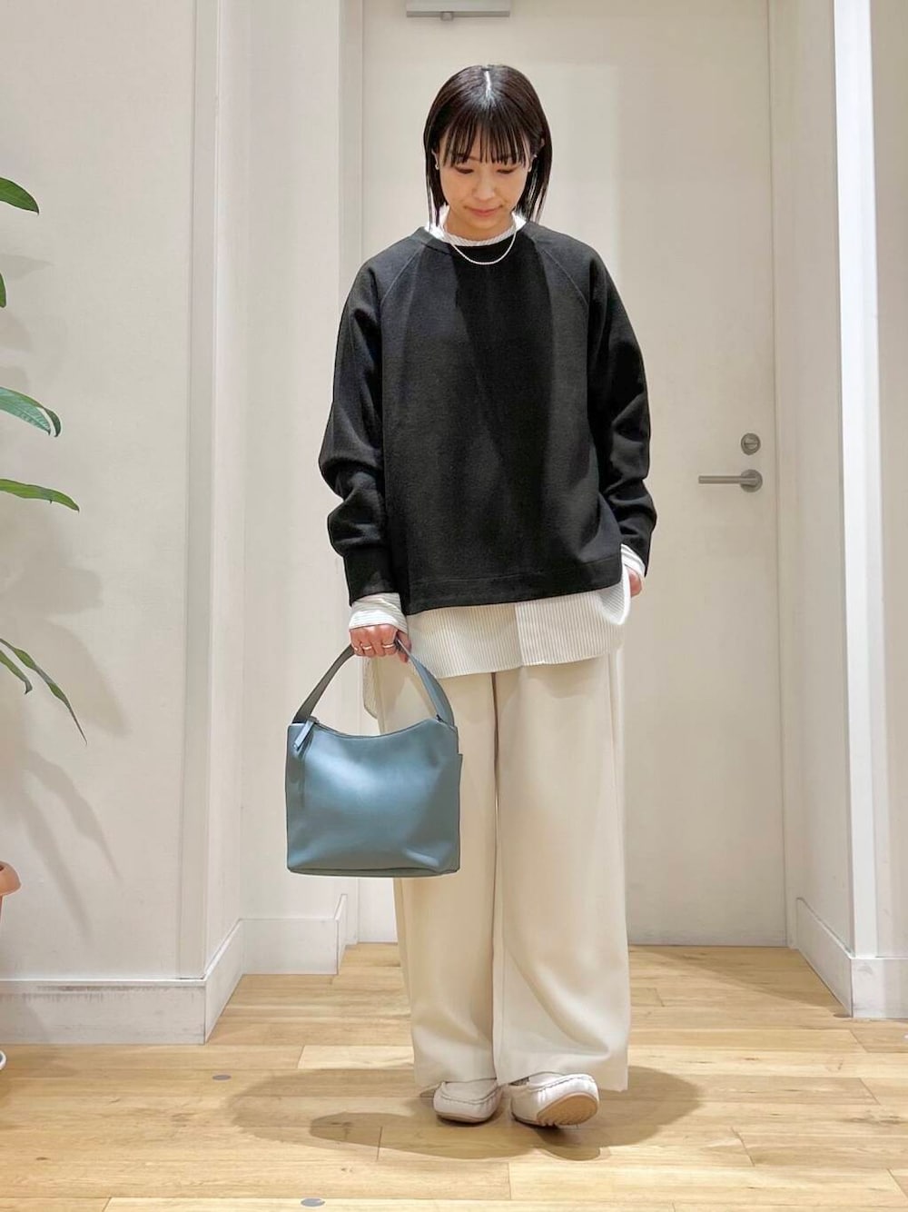 ブルー系のショルダーバッグ、その他のシャツ/ブラウス、ホワイト系のその他パンツを着用したレディースの冬コーディネートの1枚目の写真