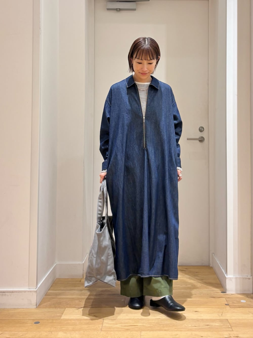 ブルー系のワンピース、ホワイト系のTシャツ/カットソー、グリーン系のその他パンツを着用したレディースの秋コーディネートの1枚目の写真