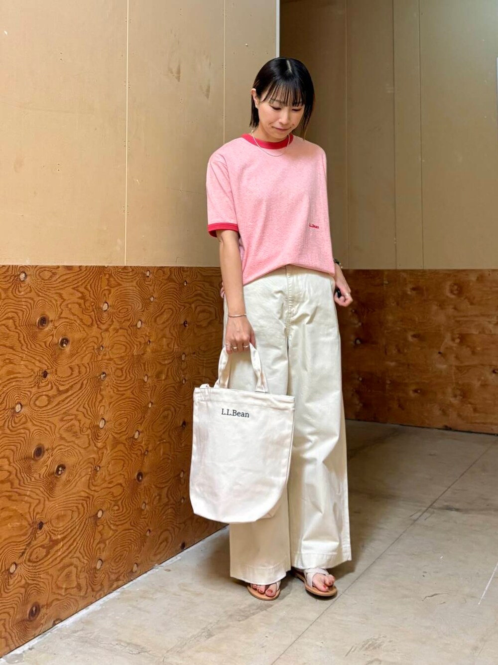 ホワイト系のその他パンツ、ホワイト系のサンダルを着用したレディースの春コーディネートの1枚目の写真