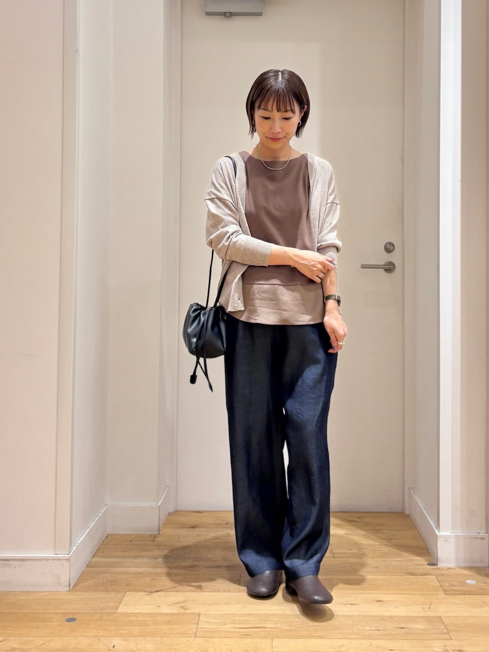 ブラウン系のTシャツ/カットソー、ブルー系のデニムパンツ、ベージュ系のカーディガン/ボレロを着用したレディースの夏コーディネートの1枚目の写真