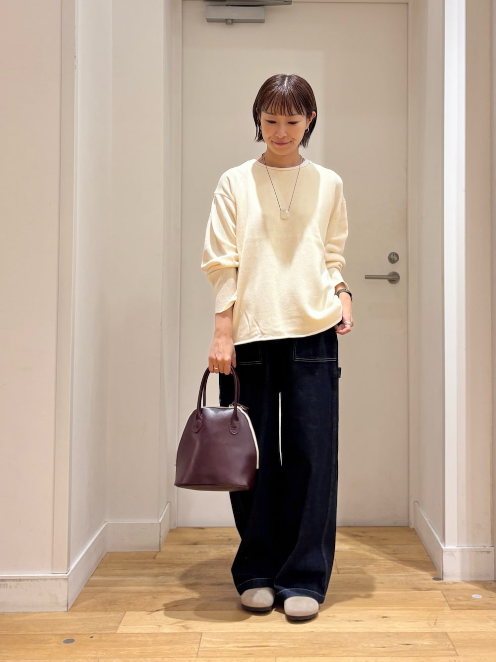 ホワイト系のニット/セーター、ブルー系のデニムパンツ、ベージュ系のその他シューズを着用したレディースの秋コーディネートの1枚目の写真