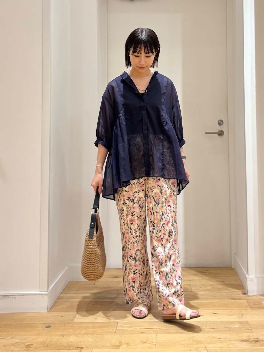 「シンプル、大人カジュアル、カジュアル、urbanresearchdoors、イージーパンツ、ママコーデ、きれいめカジュアル、カジュアルコーデ、ブラウス、フラワープリント、低身長、アーバンリサーチドアーズ、doors、ドアーズ、骨格ウェーブ」｜「RODE SKOのプチワンハンドルペーパートートバッグ（トートバッグ、イエロー系）」を使った、imari さん（レディース・156cm）の夏コーディネートの1枚目の写真