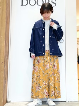 「URBAN RESEARCH DOORS（アーバンリサーチドアーズ）のレーヨン大花柄スカート（スカート）」を使った、yokoo さん（レディース・156cm）の秋コーディネート