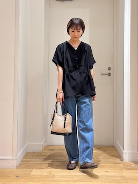 「URBAN RESEARCH DOORS（アーバンリサーチドアーズ）のVネックウエストギャザーブラウス（シャツ/ブラウス、ブラック系）」を使った、yokoo さん（レディース・156cm）の夏コーディネート