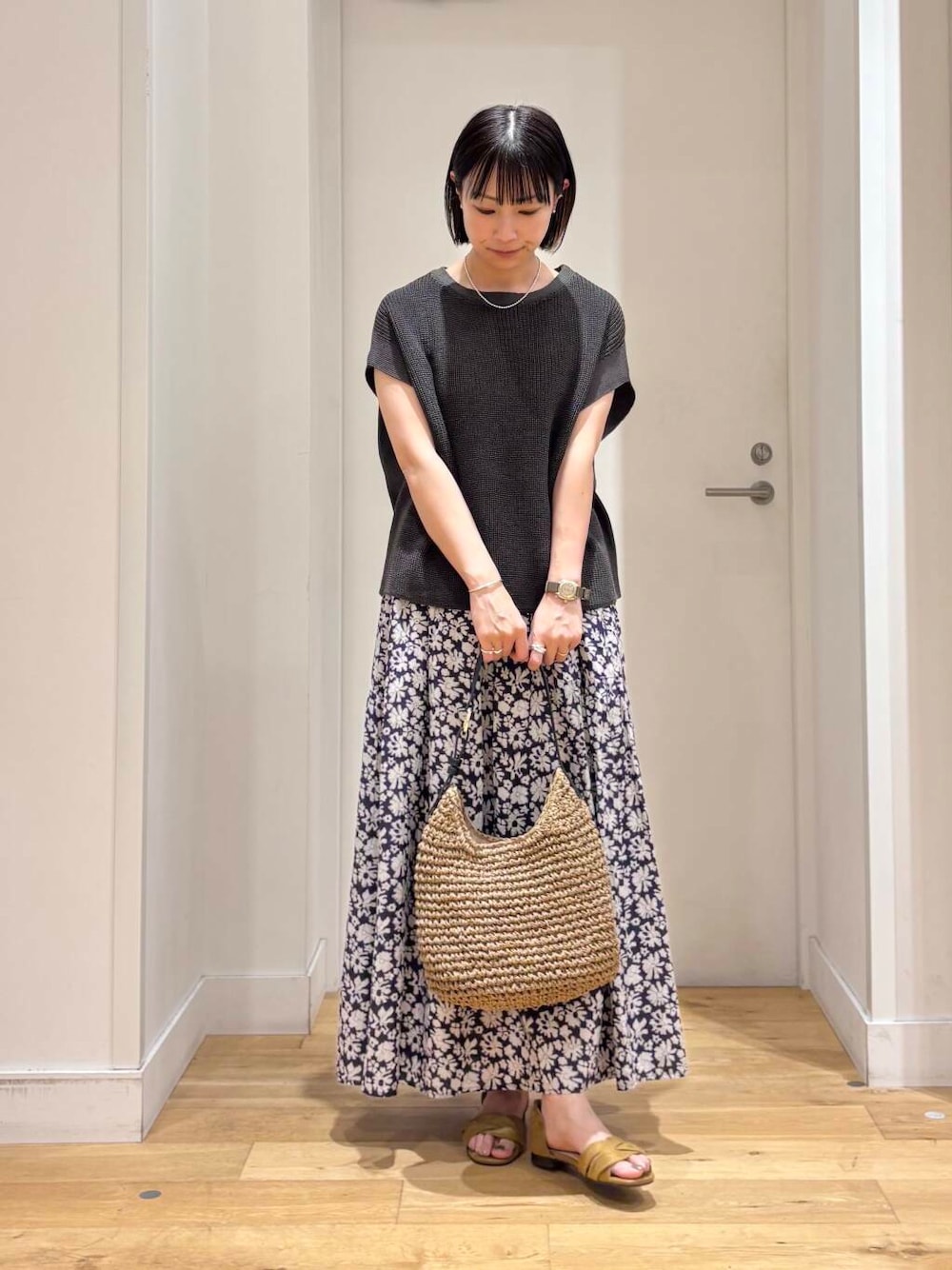 「シンプル、大人カジュアル、カジュアル、urbanresearchdoors、スカート、ママコーデ、きれいめカジュアル、カジュアルコーデ、フラワープリント、低身長、アーバンリサーチドアーズ、サマーニット、doors、柄物、ドアーズ」｜「RODE SKOのプチワンハンドルペーパートートバッグ（トートバッグ、イエロー系）」を使った、imari さん（レディース・156cm）の夏コーディネートの1枚目の写真