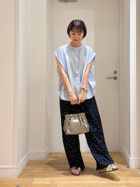 「URBAN RESEARCH DOORS（アーバンリサーチドアーズ）の『一部WEB限定カラー』ショルダータックバンドカラーシャツ（シャツ/ブラウス、ブルー系）」を使った、yokoo さん（レディース・156cm）の夏コーディネート