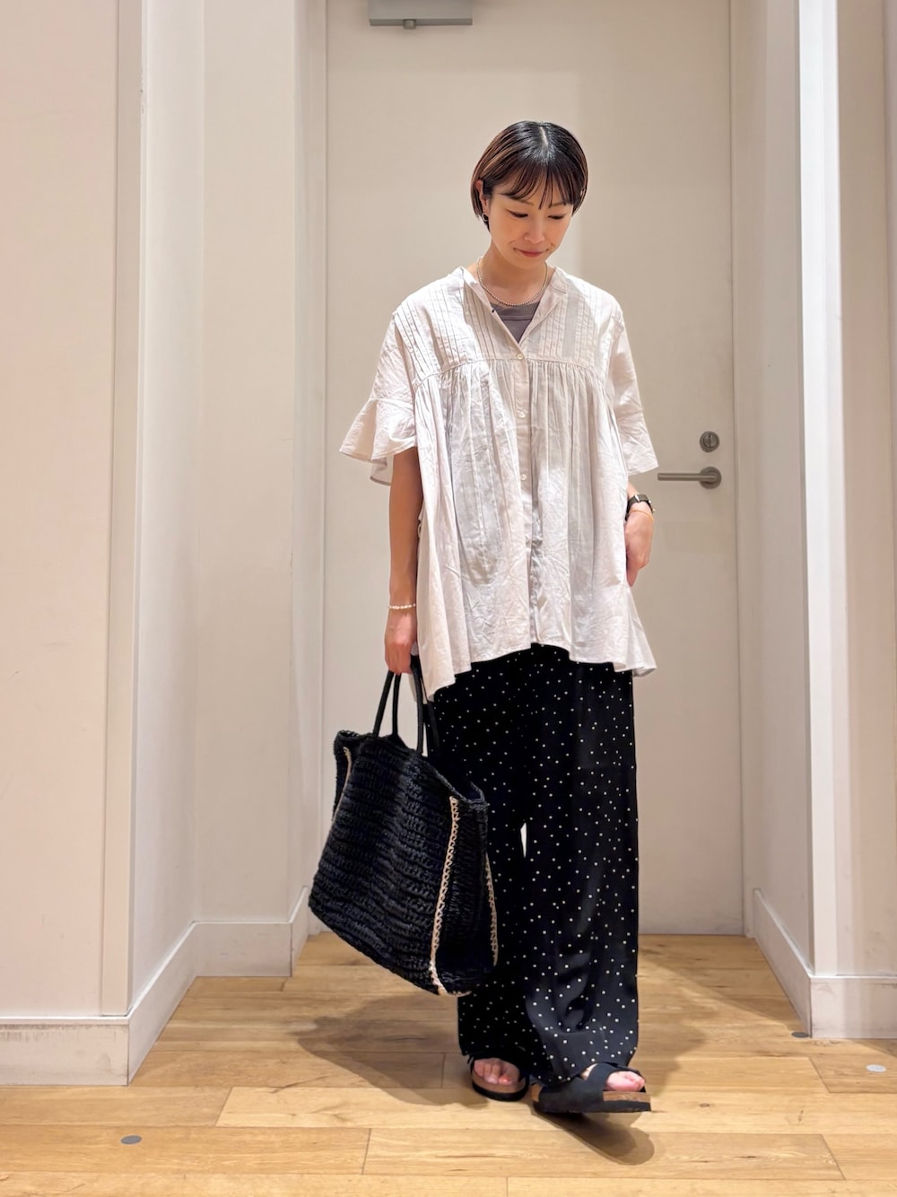 グレー系のシャツ/ブラウス、ブラック系のその他パンツ、ブラック系のトートバッグを着用したレディースの夏コーディネートの1枚目の写真