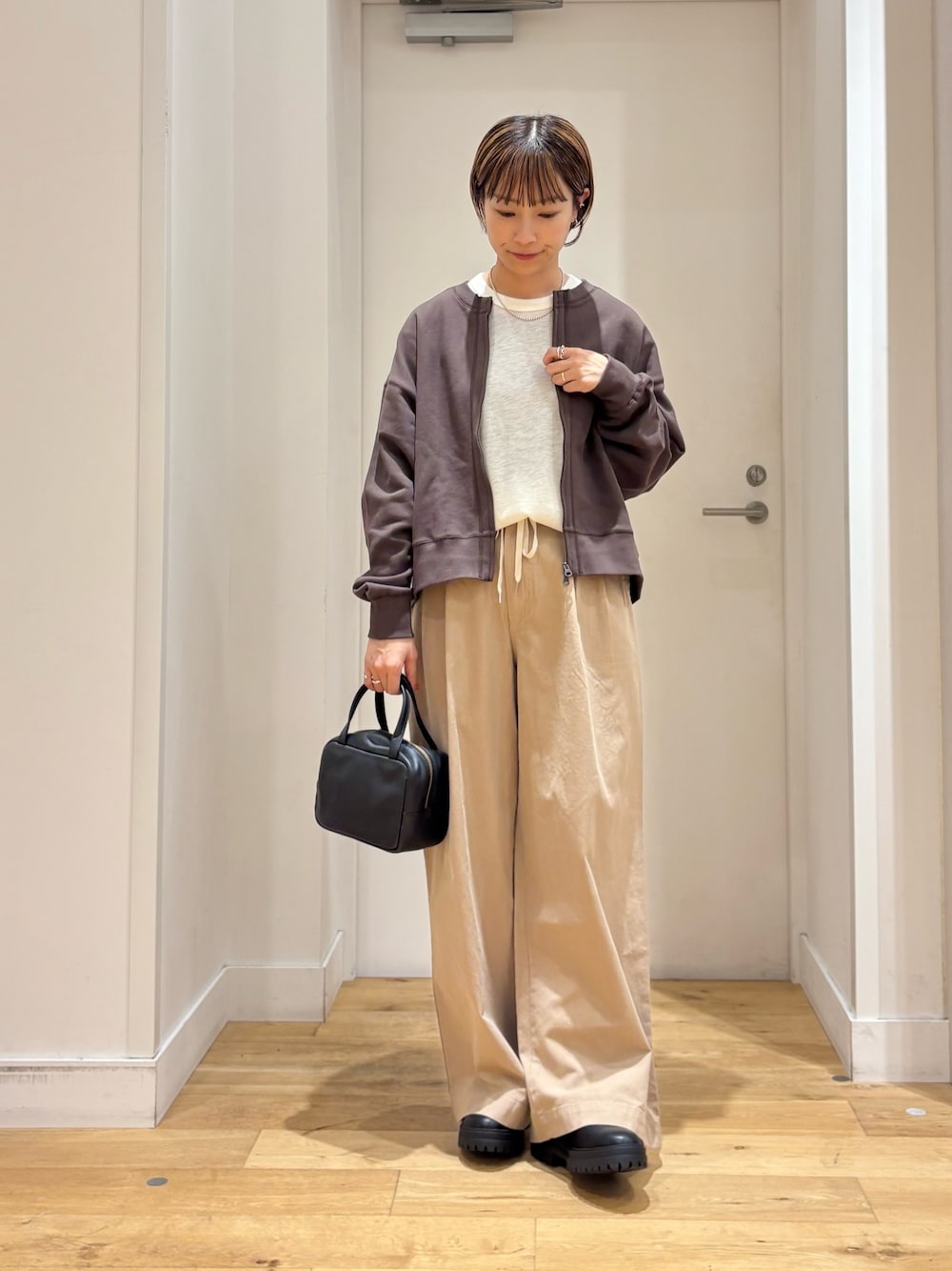 ベージュ系のその他パンツ、ホワイト系のTシャツ/カットソー、ブラウン系のカーディガン/ボレロを着用したレディースの秋コーディネートの1枚目の写真