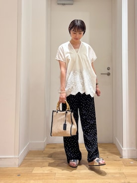 「URBAN RESEARCH DOORS（アーバンリサーチドアーズ）の裾刺繍Vネックブラウス（シャツ/ブラウス、ホワイト系）」を使った、yokoo さん（レディース・156cm）の夏コーディネート