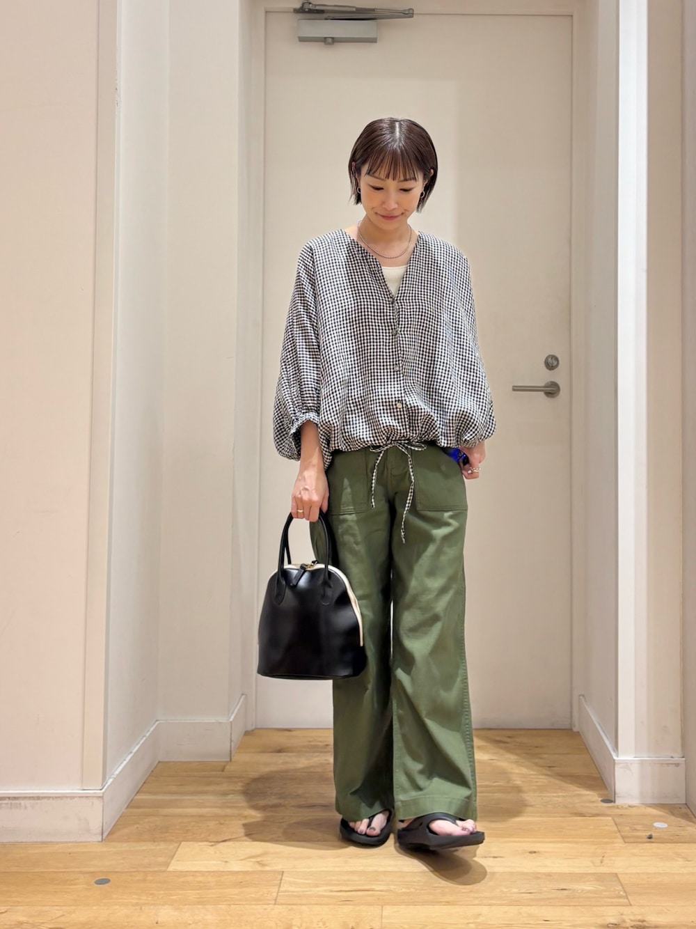その他のシャツ/ブラウス、グリーン系のその他パンツ、ブラック系のハンドバッグを着用したレディースの夏コーディネートの1枚目の写真