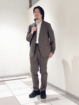 ノーカラージャケット（ブラウン系）を使った「オフィスカジュアル」の