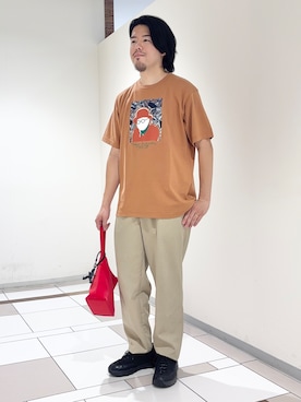 「TAKEO KIKUCHI（タケオキクチ）のカカオ柄スクエアプリント 天竺Tシャツ（Tシャツ/カットソー、オレンジ系）」を使った、及川さん（メンズ・170cm）の夏コーディネート