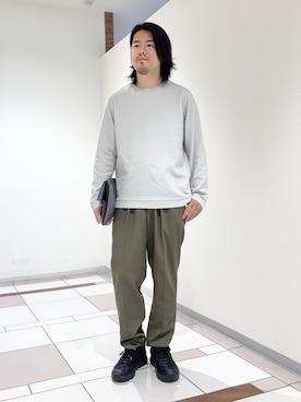 「TAKEO KIKUCHI（タケオキクチ）の【2WAY】ショルダー クラッチバッグ（クラッチバッグ、グレー系）」を使った、及川さん（メンズ・170cm）の春コーディネート
