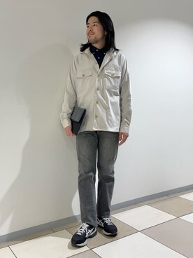 「アイテム（クラッチバッグ、グレー系）」を使った、及川さん（メンズ・170cm）の冬コーディネート