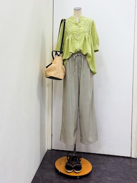 「grove（グローブ）の【貴島明日香さん着用/体型カバー】ON・OFF使えるスモッキングタックブラウス（シャツ/ブラウス、グリーン系）」を使った、yukariさん（レディース・154cm）の春コーディネート