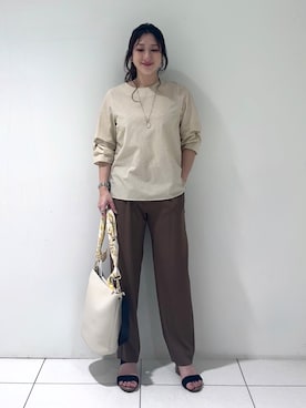 「INDIVI（インディヴィ）の【撥水／UVケア】ねじり袖サッカートップス（Tシャツ/カットソー、イエロー系）」を使った、そんさん（レディース・155cm）の夏コーディネート