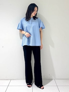 「INDIVI（インディヴィ）の【洗える／体型カバー】凹凸素材フレアデザイントップス（Tシャツ/カットソー、ブルー系）」を使った、そんさん（レディース・155cm）の春コーディネート