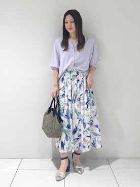 「INDIVI（インディヴィ）の【洗える／UVケア／マットサテン】Vネックドルマンスリーブブラウス（シャツ/ブラウス、パープル系）」を使った、そんさん（レディース・155cm）の夏コーディネート