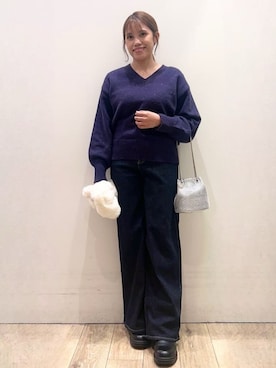「OPAQUE.CLIP（オペークドットクリップ）のVネックラメニット【洗濯機OK】（ニット/セーター、ブルー系）」を使った、Ririさん（レディース・152cm）の冬コーディネート