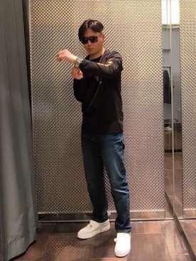「ARMANI EXCHANGE（アルマーニエクスチェンジ）の【A|X アルマーニ エクスチェンジ】オールオーバーロゴ レースアップスニーカー（スニーカー、ブラック系）」を使った、Toschiakiさん（メンズ・168cm）の春コーディネート