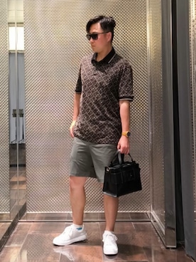「ARMANI EXCHANGE（アルマーニエクスチェンジ）の【A|X アルマーニ エクスチェンジ】BOXロゴバックル　ミニハンドバッグ（ハンドバッグ、ブラック系）」を使った、Toschiakiさん（メンズ・168cm）の春コーディネート