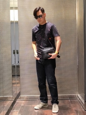 「ARMANI EXCHANGE（アルマーニエクスチェンジ）の【A|X アルマーニ エクスチェンジ】オールオーバープリント 半袖クルーネックTシャツ/REGULAR（Tシャツ/カットソー、ブラック系）」を使った、Toschiakiさん（メンズ・168cm）の夏コーディネート