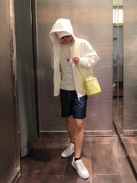 「ARMANI EXCHANGE（アルマーニエクスチェンジ）の【A|X アルマーニ エクスチェンジ】ビッグAXロゴ バケットミニショルダーバッグ（ショルダーバッグ、ブラウン系）」を使った、Toschiakiさん（メンズ・168cm）の春コーディネート
