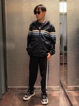 「ARMANI EXCHANGE（アルマーニエクスチェンジ）の【A|X アルマーニ エクスチェンジ】グログランテープディテール フーデッドナイロンジャケット（ナイロンジャケット、ブルー系）」を使った、Toschiakiさん（メンズ・168cm）の夏コーディネート