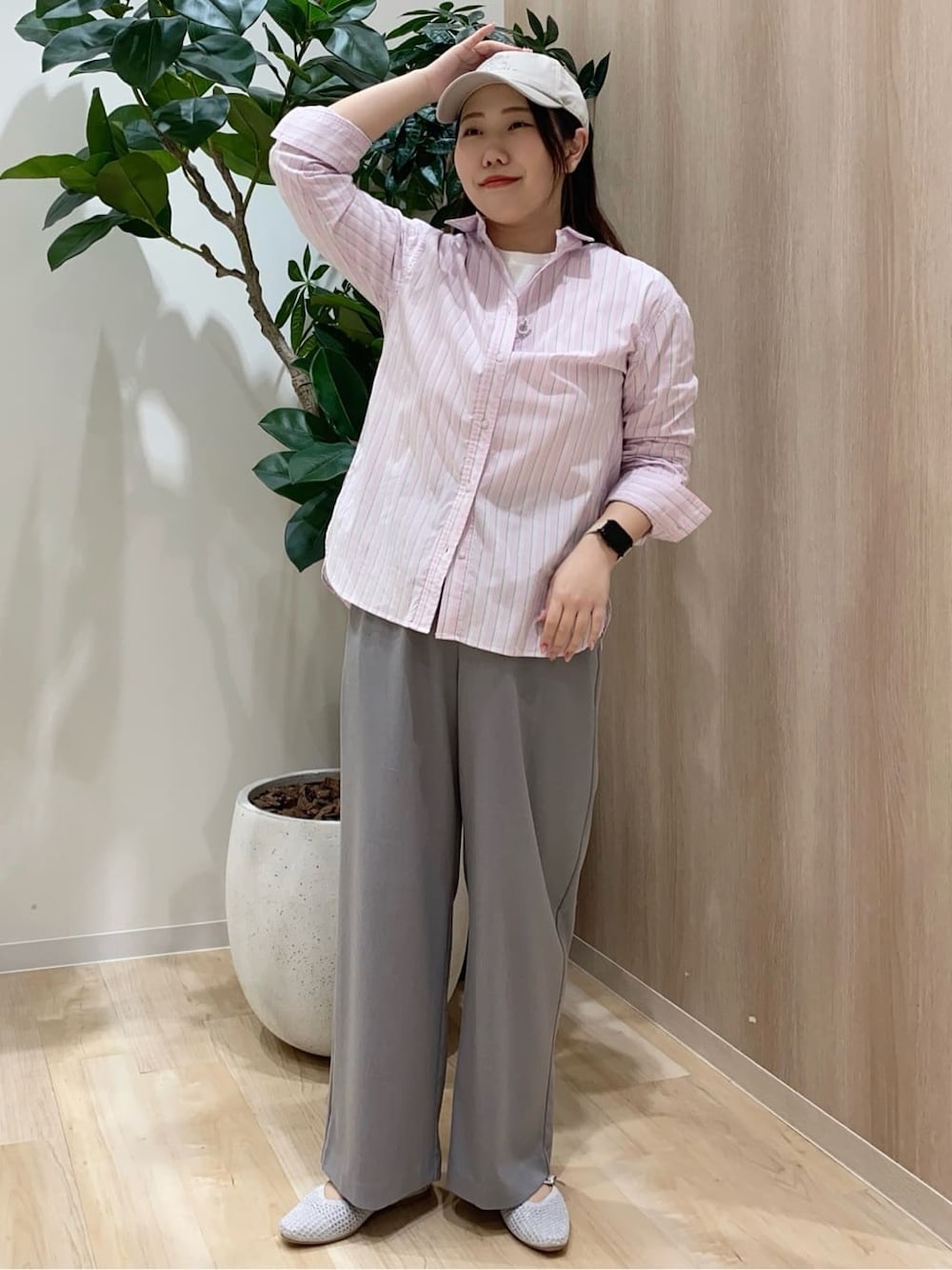 ピンク系のシャツ/ブラウス、ホワイト系のTシャツ/カットソー、グレー系のその他パンツを着用したレディースの春コーディネートの1枚目の写真