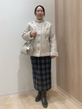 「grove（グローブ）のフェイクムートンボアジャケット（ノーカラーコート、ホワイト系）」を使った、那須 花絵さんの冬コーディネート