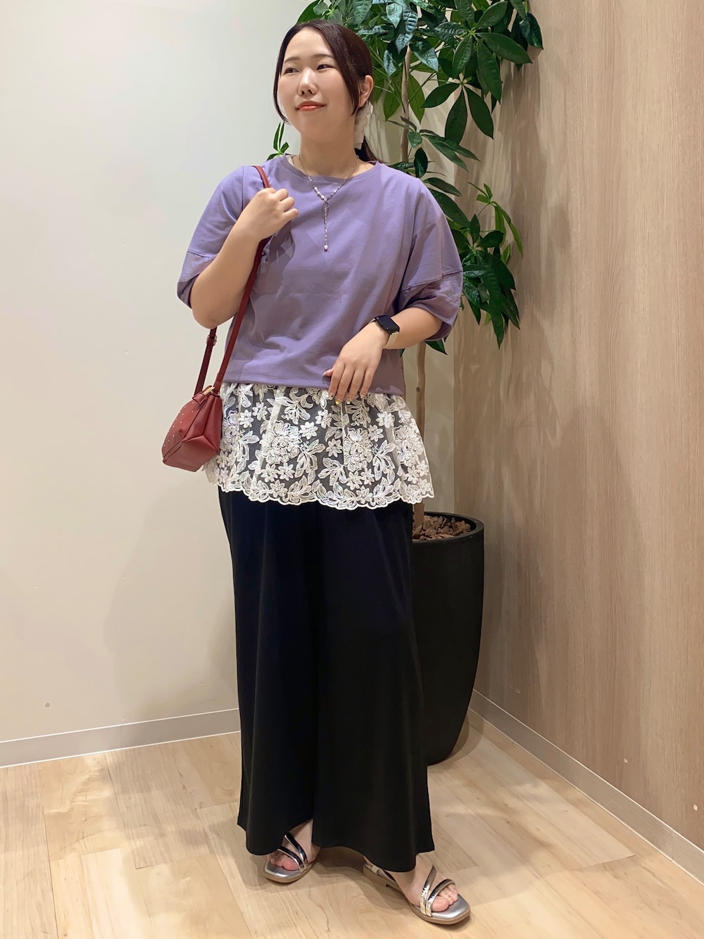 パープル系のTシャツ/カットソー、ホワイト系のTシャツ/カットソー、ブラック系のその他パンツを着用したレディースの夏コーディネートの1枚目の写真