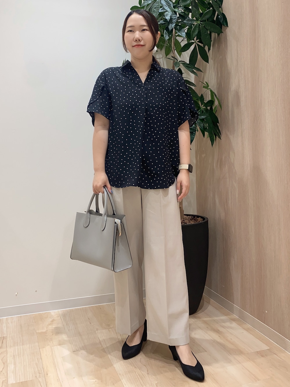 ブラック系のシャツ/ブラウス、ベージュ系のその他パンツ、ブルー系のトートバッグを着用したレディースの夏コーディネートの1枚目の写真
