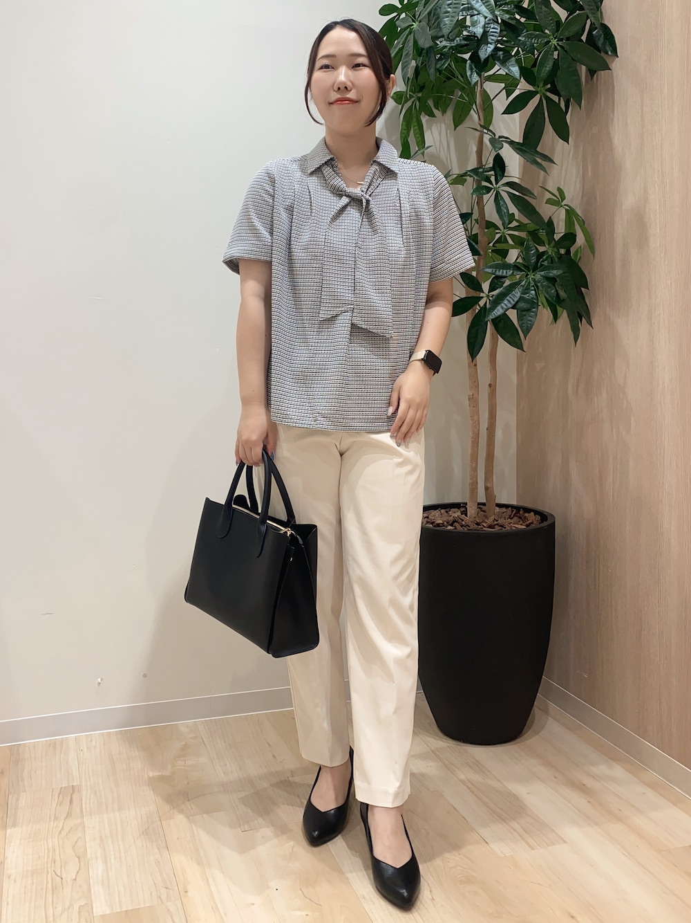 ブラック系のシャツ/ブラウス、ベージュ系のその他パンツ、ブラック系のトートバッグを着用したレディースの夏コーディネートの1枚目の写真