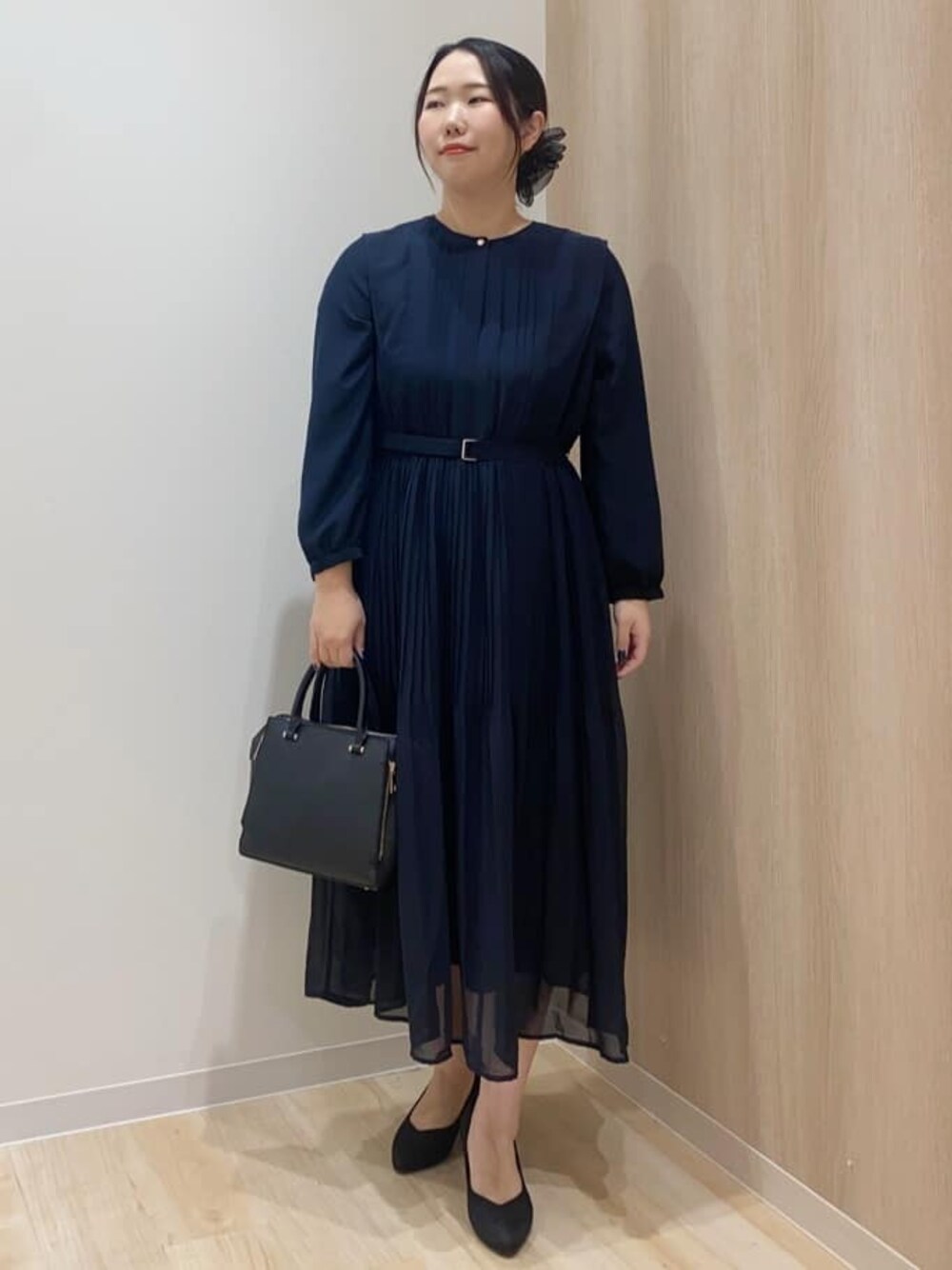 ブルー系のワンピース、ホワイト系のノーカラージャケット、ブルー系のノーカラージャケットを着用したレディースの冬コーディネートの1枚目の写真