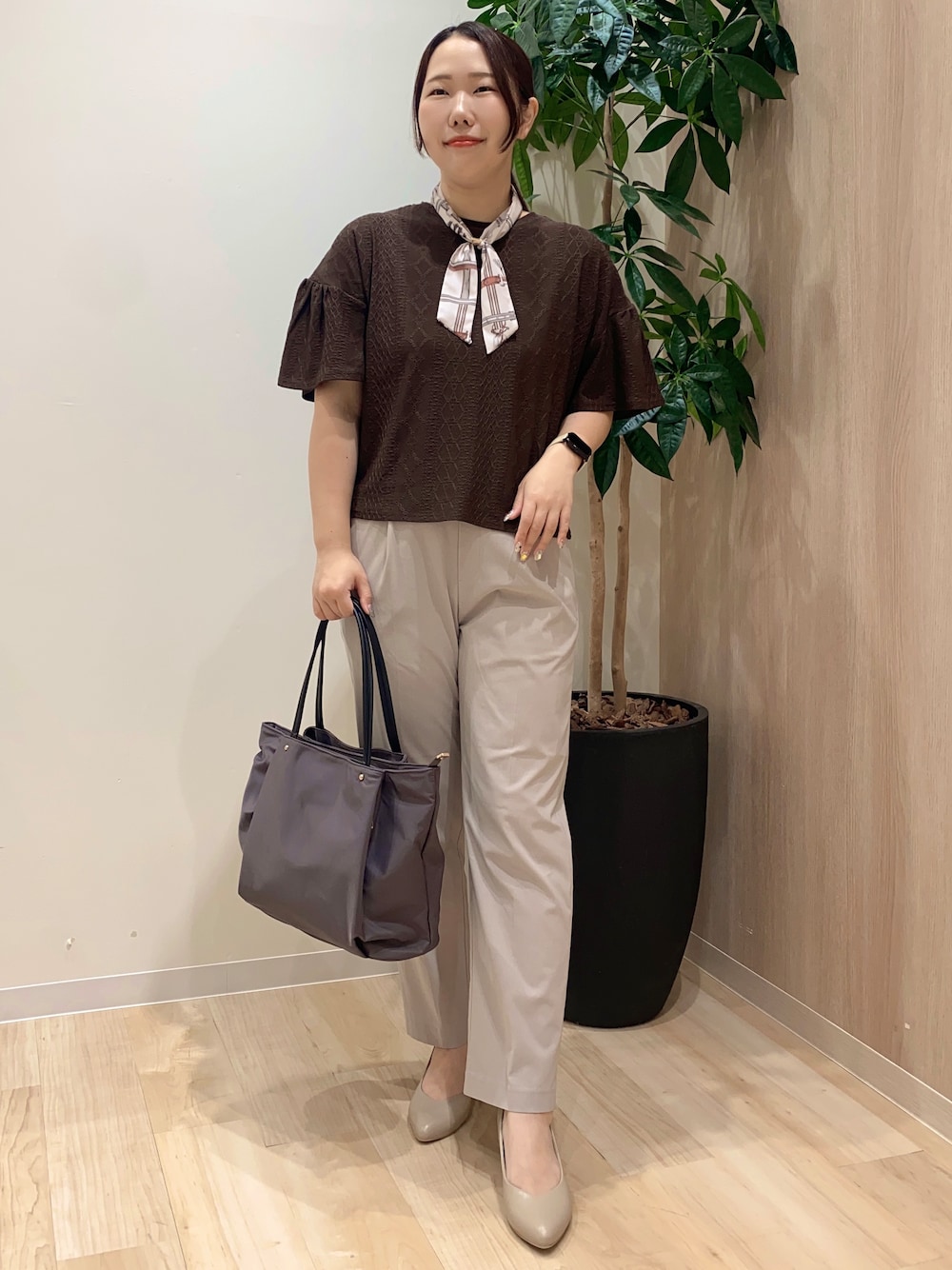 ブラウン系のTシャツ/カットソー、ベージュ系のその他パンツ、グレー系のトートバッグを着用したレディースの夏コーディネートの1枚目の写真