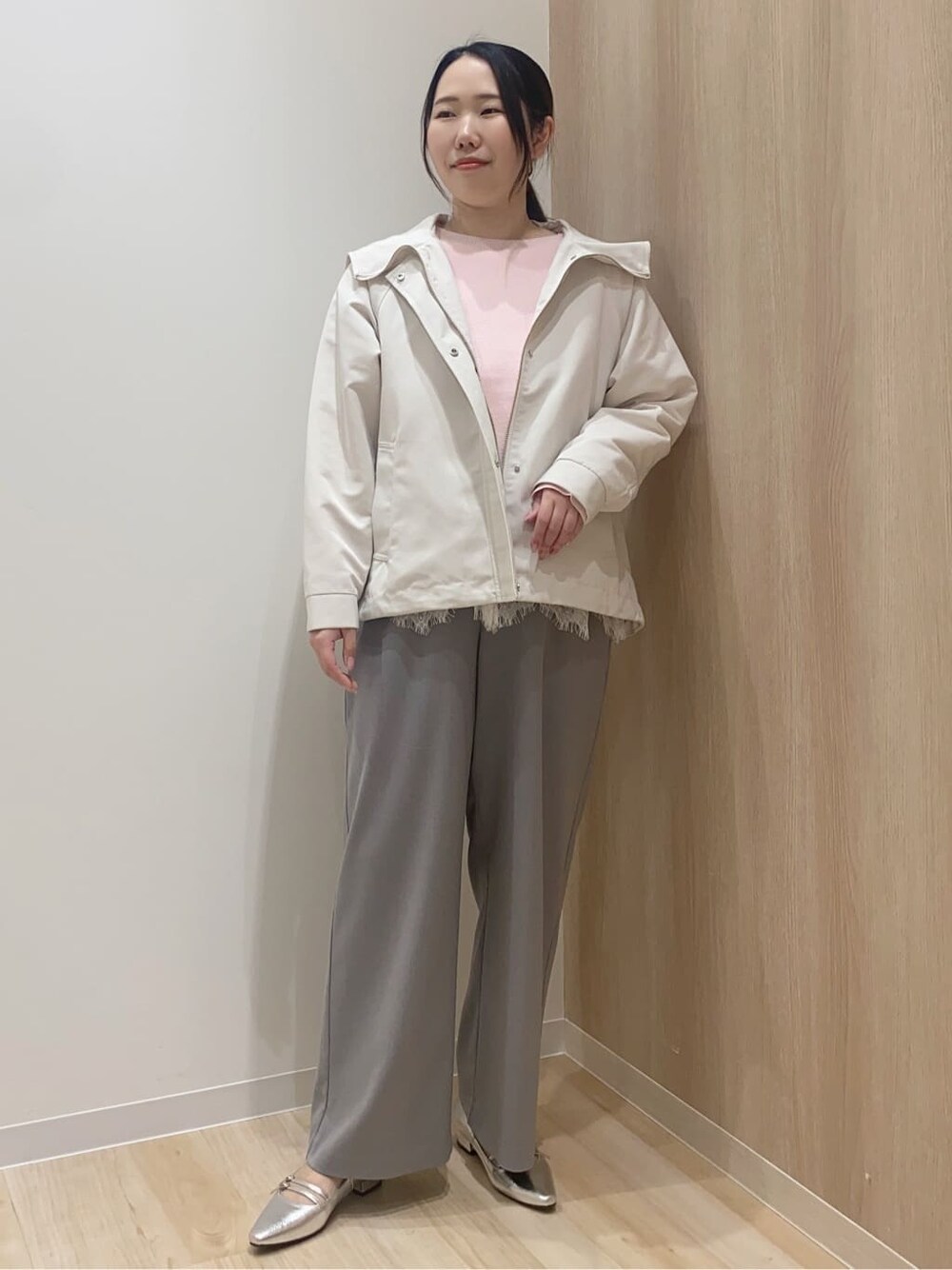 ホワイト系のブルゾン、ピンク系のニット/セーター、ホワイト系のTシャツ/カットソーを着用したレディースの春コーディネートの1枚目の写真
