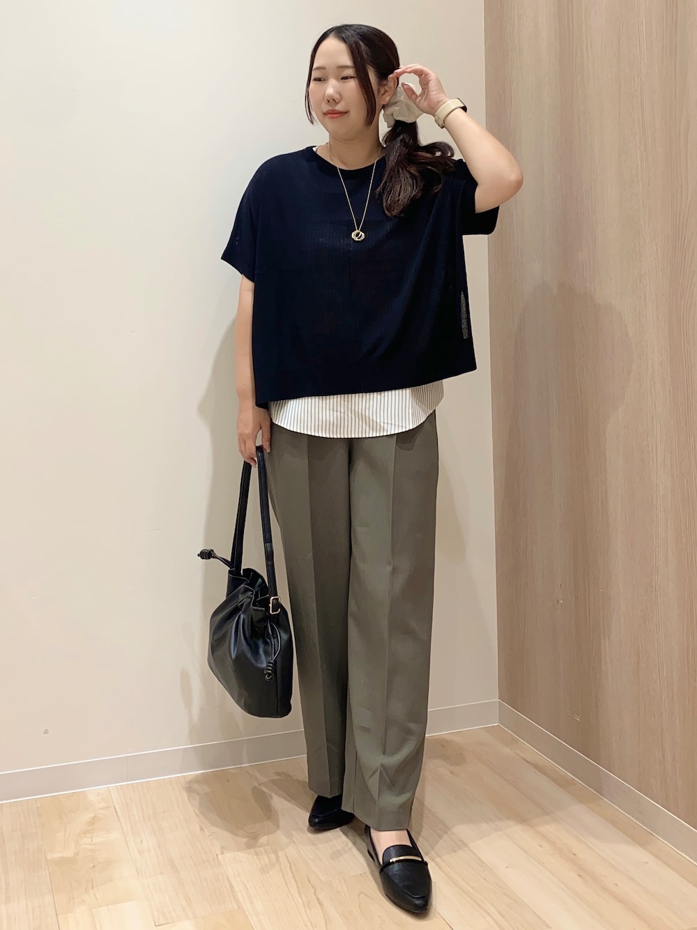グリーン系のその他パンツ、ブラック系のショルダーバッグ、ゴールド系のネックレスを着用したレディースの秋コーディネートの1枚目の写真
