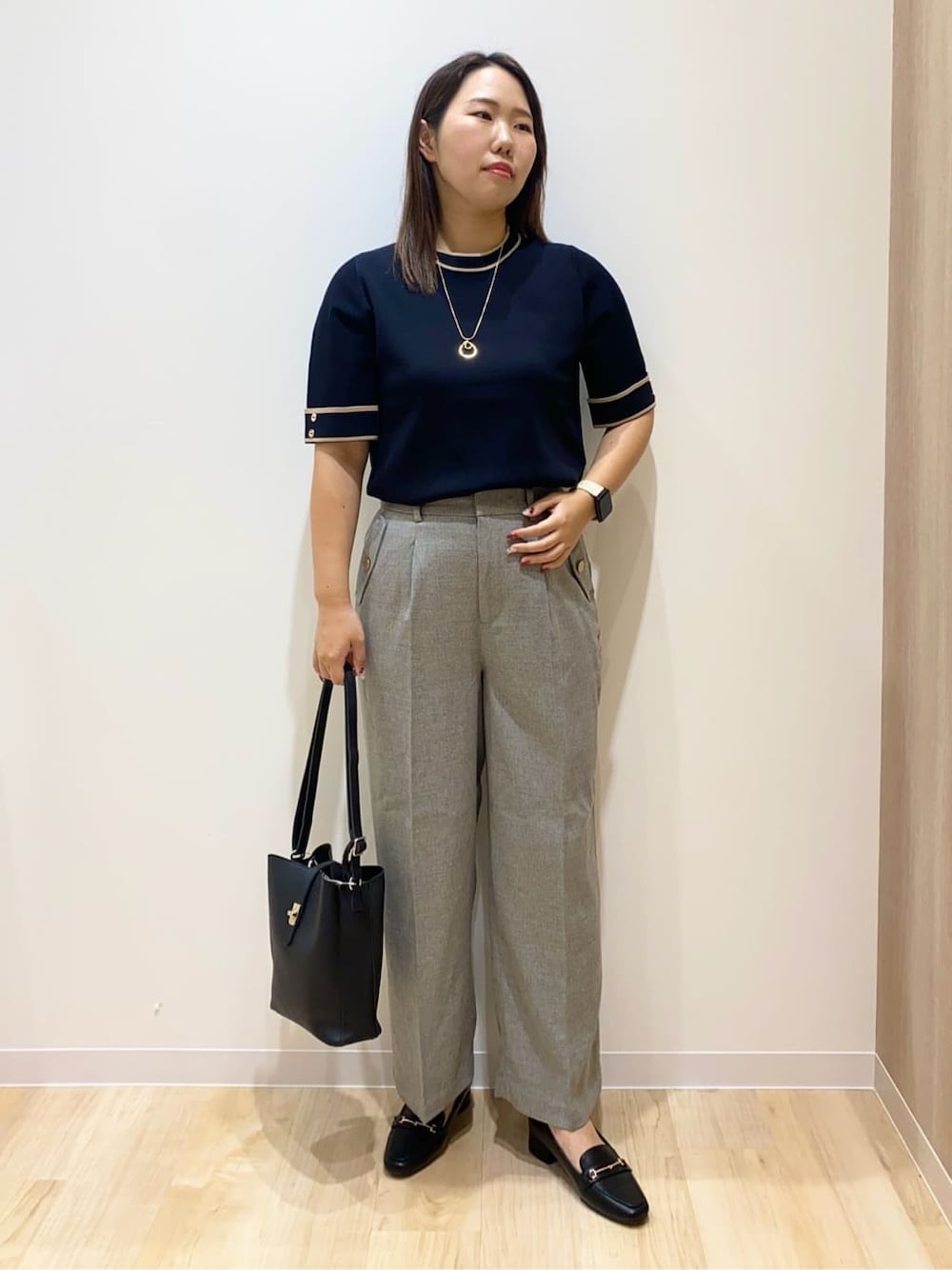 グレー系のその他パンツ、ブラック系のショルダーバッグ、ゴールド系のネックレスを着用したレディースの秋コーディネートの1枚目の写真