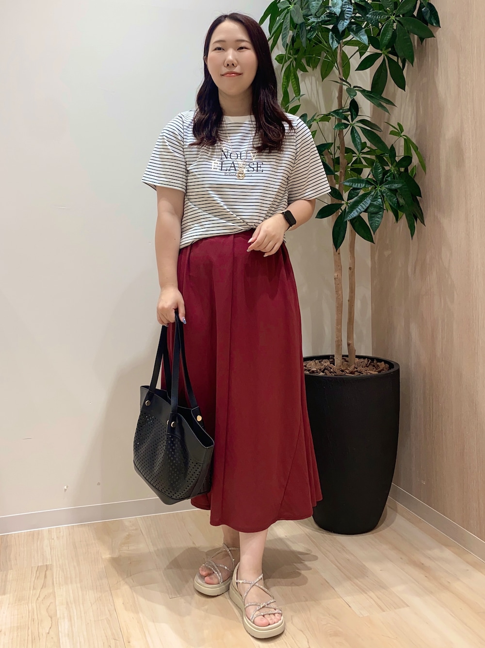 ホワイト系のTシャツ/カットソー、レッド系のワンピース、ブラック系のトートバッグを着用したレディースの夏コーディネートの1枚目の写真