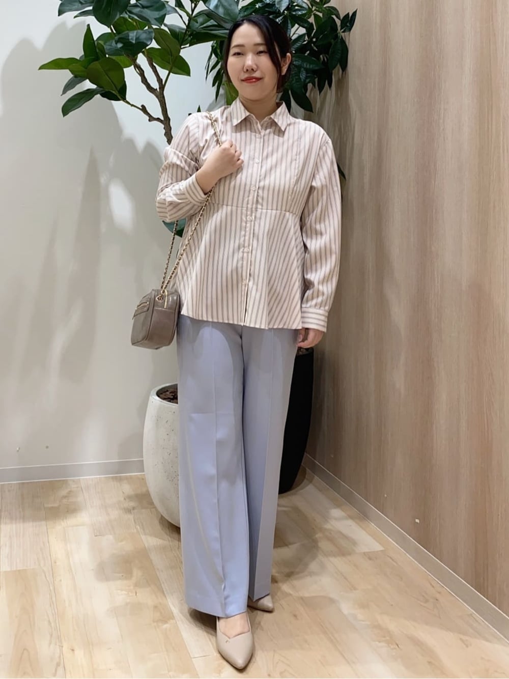 ピンク系のシャツ/ブラウス、ブルー系のその他パンツ、グレー系のショルダーバッグを着用したレディースの春コーディネートの1枚目の写真