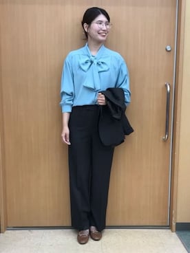 「AOYAMA（アオヤマ）の胸元の大きなボウタイがポイント！ボリュームリボンタイブラウス（シャツ/ブラウス、ブルー系）」を使った、SUIT SQUAREさん（レディース・157cm）の春コーディネート
