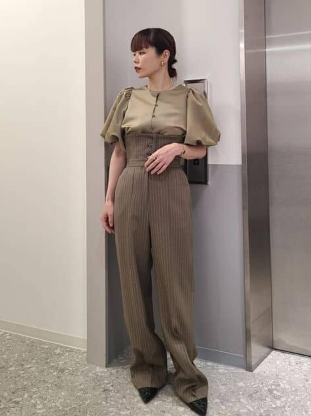 グレー系のその他パンツ、ベージュ系のシャツ/ブラウスを着用したレディースの冬コーディネートの1枚目の写真