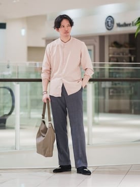 「SUIT SQUARE（スーツスクエア）のショルダーバッグ SEEKER別注 ソフトレザー コインケース付き（ショルダーバッグ、ベージュ系）」を使った、SUIT SQUAREさん（メンズ・186cm）の春コーディネート