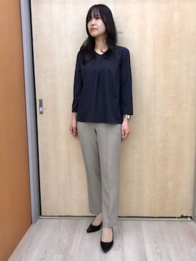 「AOYAMA（アオヤマ）の【みんなのブラウス】ゼロプレッシャーブラウス【Vネック】【7分袖】（シャツ/ブラウス、ブルー系）」を使った、SUIT SQUAREさん（レディース・157cm）の春コーディネート