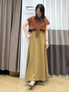 「SUIT SQUARE（スーツスクエア）のロングフレアスカート ウォッシャブル ストレッチ フルーフィエステル 織柄（スカート、ベージュ系）」を使った、SUIT SQUAREさん（メンズ・186cm）の春コーディネート