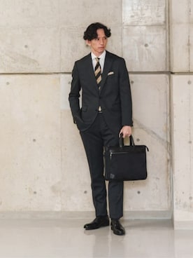 「SUIT SQUARE（スーツスクエア）の2WAYブリーフケース ナイロン×レザー（ビジネスバッグ、ブラック系）」を使った、SUIT SQUAREさん（メンズ・186cm）の春コーディネート