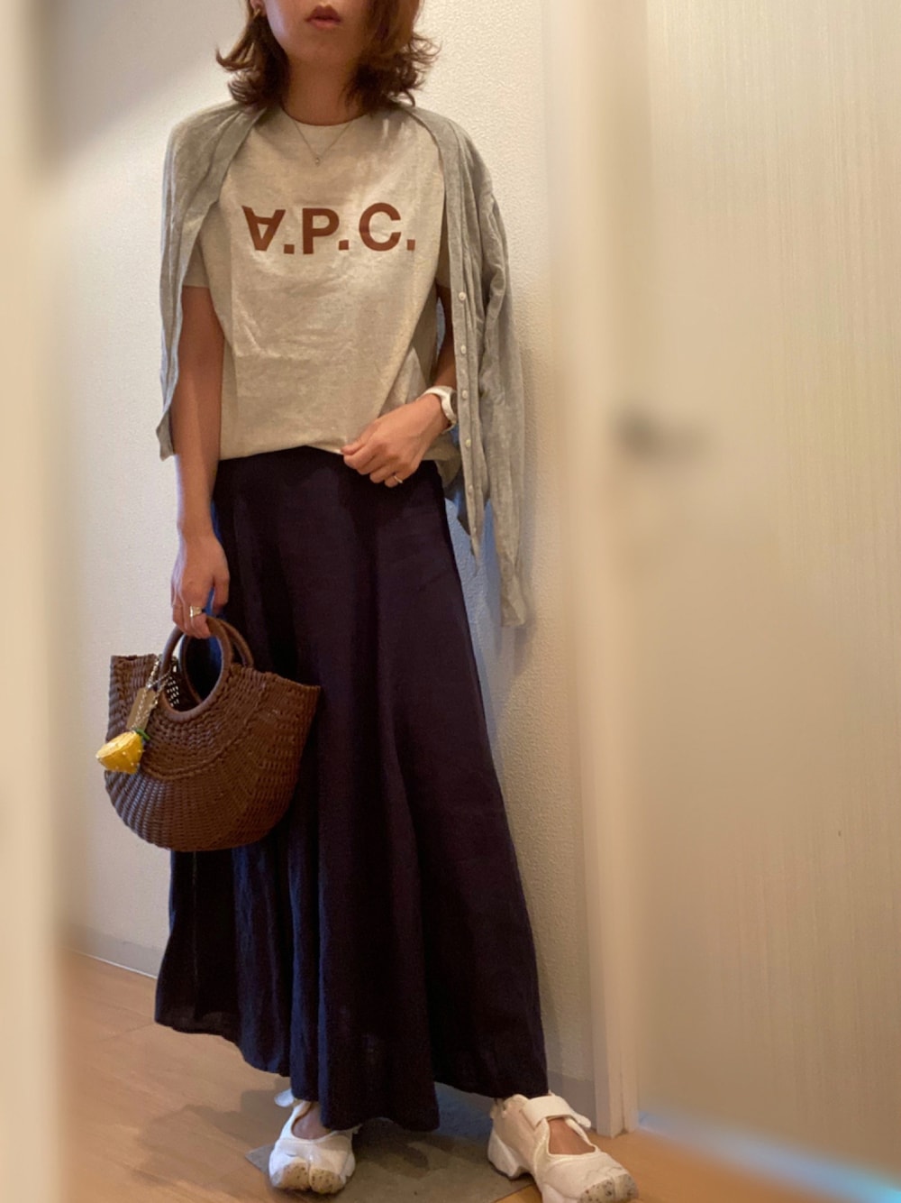 「カーディガン、カジュアル、ネイビー、秋のコーデ、A.P.C.、大人カジュアル、休日スタイル、かごバッグ、カジュアルコーデ、エアリフト、オトナカジュアル、秋服準備はじめました」｜「A.P.C.のT-SHIRT VPC COLOR H-R　21AC（Tシャツ/カットソー、ベージュ系）」を使った、mee☆さん（レディース・160cm）の秋コーディネートの1枚目の写真